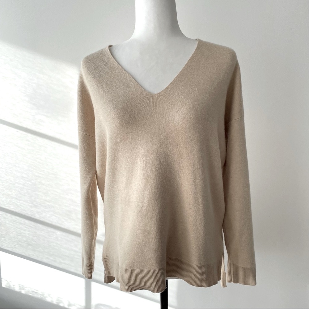 Minimal Soft Beige V-Neck Sweater | Massimo Dutti